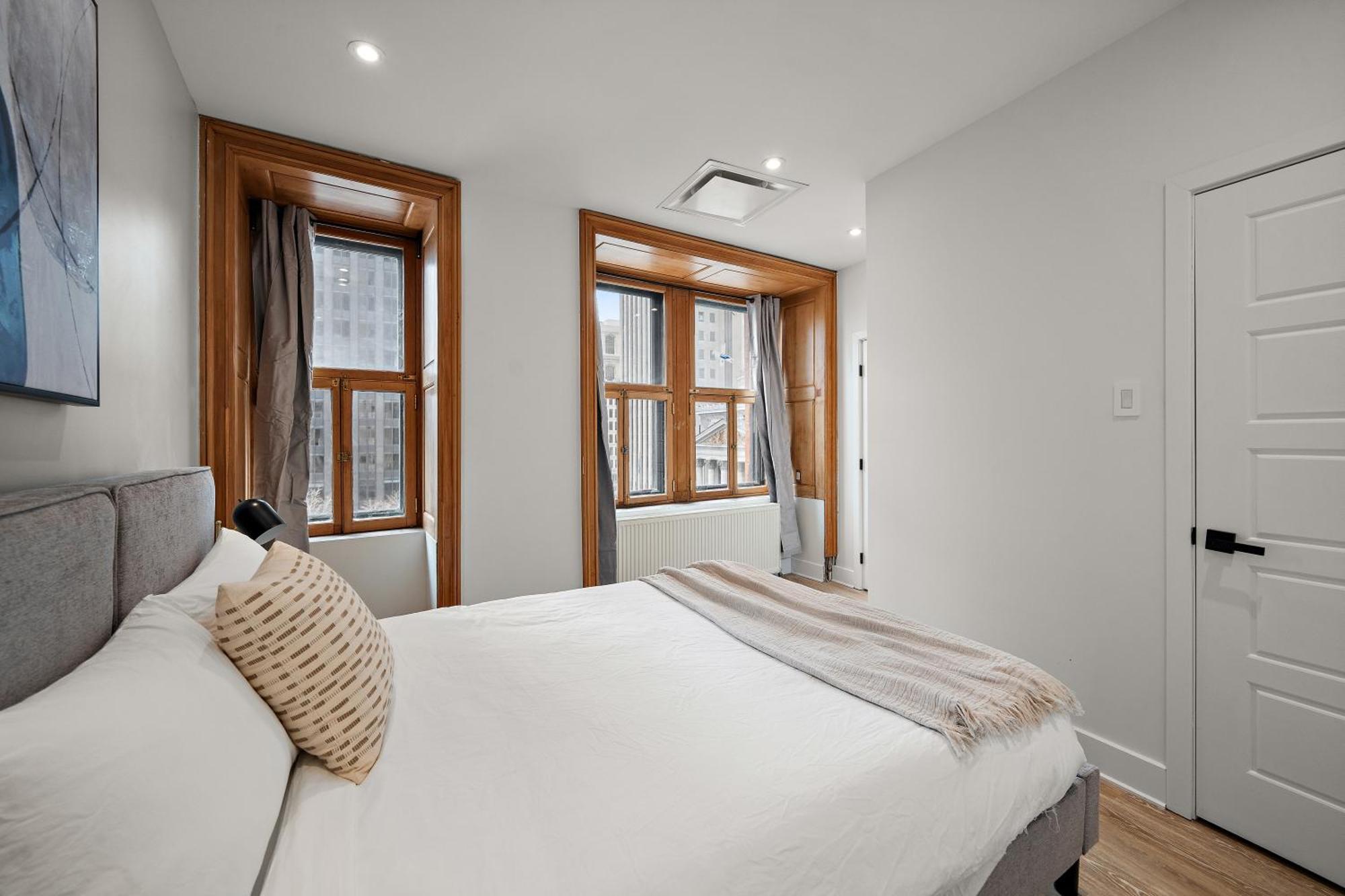 511 Place D'armes Luxury Apartment Montreal