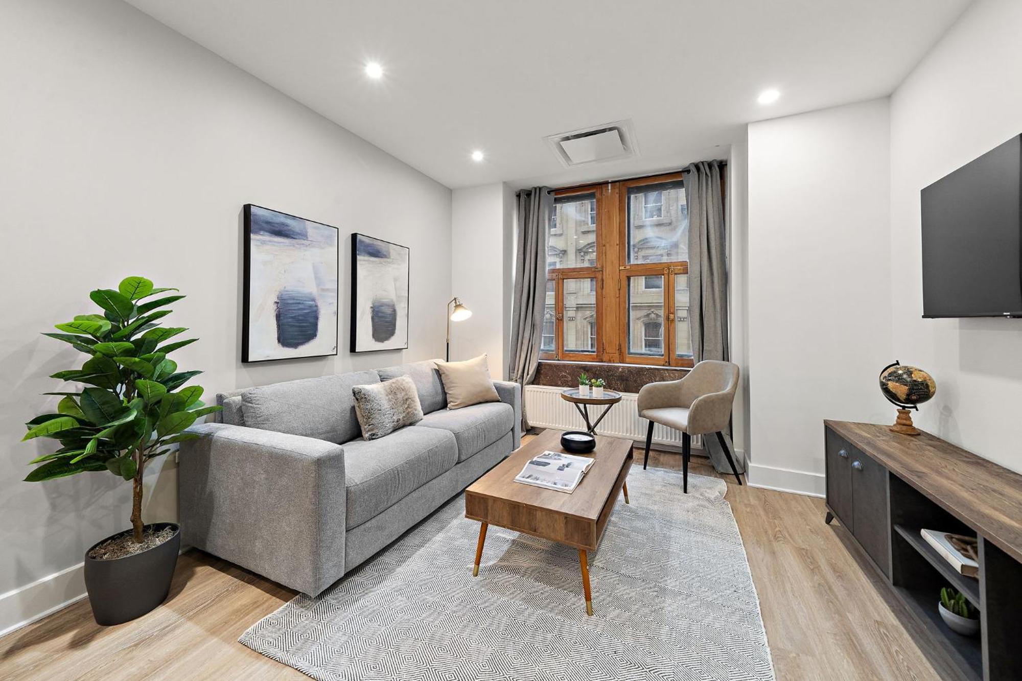 511 Place D'armes Luxury *