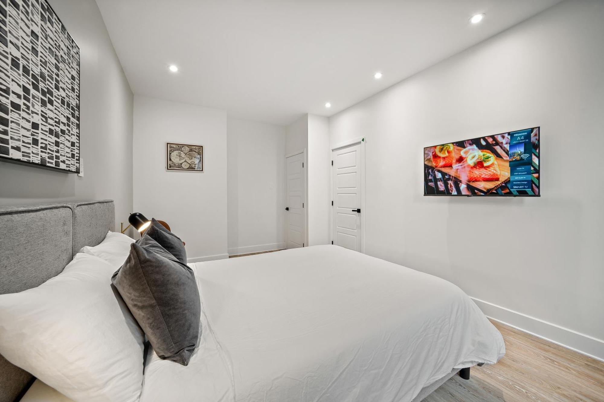 511 Place D'armes Luxury Apartment